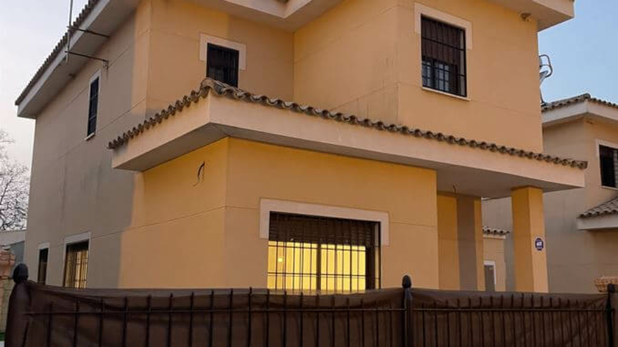 Hoy 6 de octubre hemos hecho entrega de un informe pericial de una vivienda en Sanlúcar La Mayor, Sevilla. Se trata de una vivienda que cuenta con una serie de problemas relacionados con humedades en la cubierta y fisuras por diferentes partes de la misma. Así, el cliente ha encargado un informe pericial de la vivienda con el fin de valorar los daños de la misma y proceder a la reclamación de daños. Nos desplazamos a todas las localidades de Huelva y Sevilla para prestar servicios como Arquitecto.  Contamos con equipos de medición de alta precisión, cámara termográfica, medidor de humedad superficial, medidor de tomas de corriente, endoscopio, luxómetros, metro laser, sonómetro y posibilidad de medir desde pisos a terrenos, ya que contamos también con estación de medición de superficies y rueda de medición para vías públicas.  Podéis contactar con nosotros en Calle Rico nº16, Huelva por tlf. al 658971180 o por el enlace web https://www.arquitectohuelva.com/presupuesto-arquitecto-huelva/